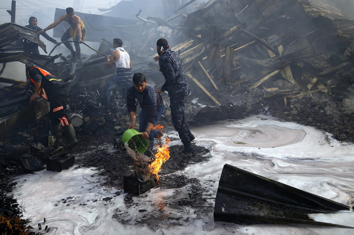 Warga sipil bergegas membantu petugas pemadam kebakaran memadamkan si jago merah. Api akhirnya dapat dipadamkan setelah lebih dari tiga jam. Otoritas Gaza menyebutkan pihaknya akan memberikan bantuan uang tunai bagi keluarga korban meninggal maupun luka-luka.