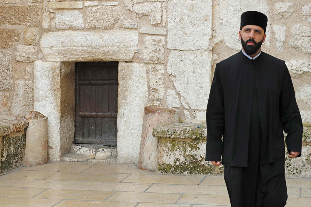 Gereja di Betlehem, situs yang dihormati sebagai tempat kelahiran Yesus ditutup untuk sementara waktu. Penutupan dilakukan setelah ditemukan kasus pertama suspect virus korona di wilayah tersebut.