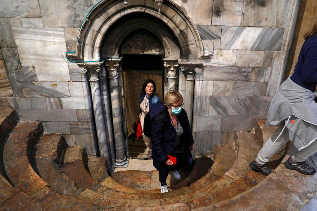 Kementerian Kesehatan Palestina sebelumnya mengumumkan bahwa sejumlah kasus yang dicurigai telah terdeteksi di sebuah hotel di daerah Betlehem, yang pertama di wilayah Palestina.