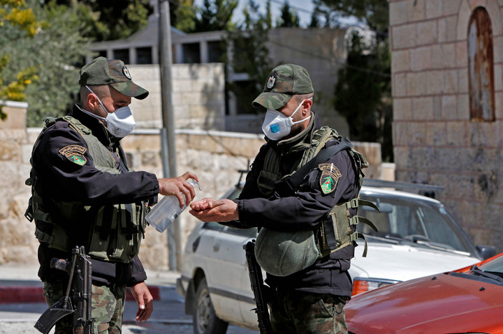 Kepala direktorat kesehatan setempat, Imad Shahadeh, mengatakan kepada AFP bahwa sekelompok wisatawan Yunani telah mengunjungi hotel pada akhir Februari, dua diantaranya kemudian diketahui positif virus korona. 