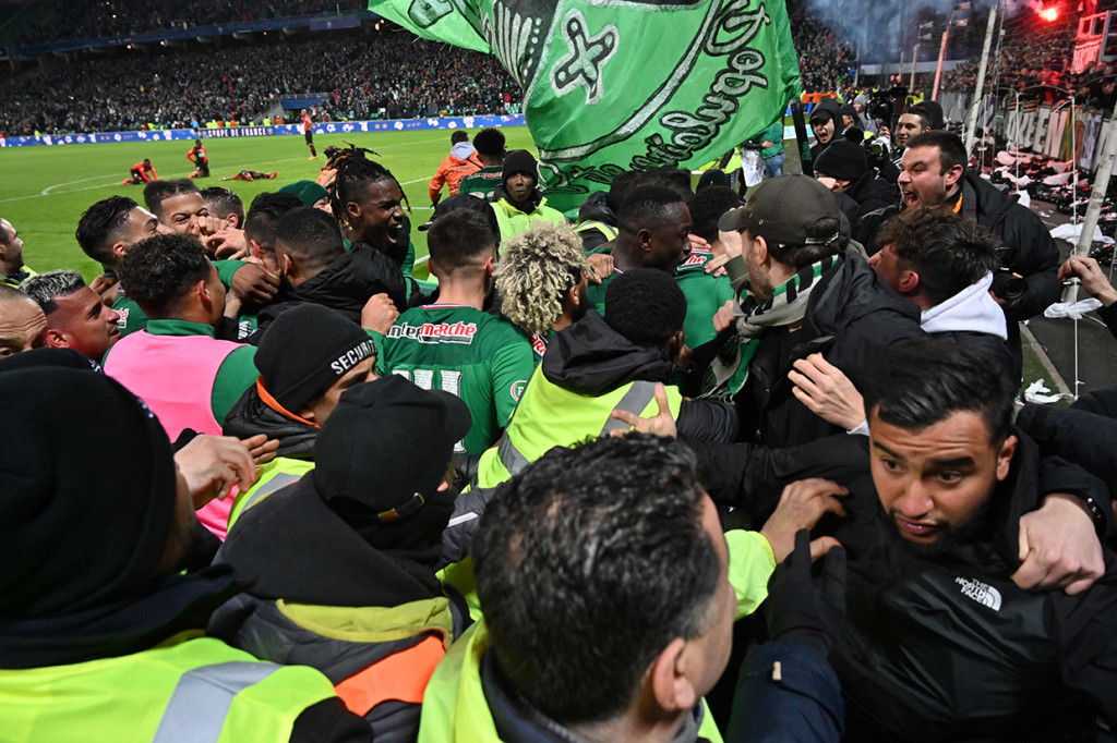 Para pemain berbaur dengan penonton merayakan keberhasilan mereka melaju ke final Piala Parncis untuk pertama kalinya dalam 38 tahun, Jumat, 6 Maret 2020 dini hari WIB.