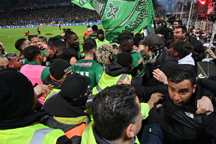 Para pemain berbaur dengan penonton merayakan keberhasilan mereka melaju ke final Piala Parncis untuk pertama kalinya dalam 38 tahun, Jumat, 6 Maret 2020 dini hari WIB.