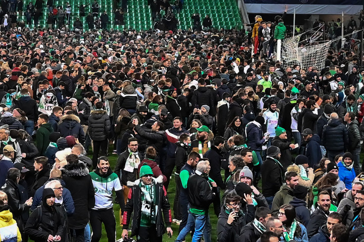 Ribuan fans Saint-Etienne menyerbu masuk lapangan usai tim kesayangan mereka melenggang ke partai puncak. Saint-Etienne memenangi gelar terakhir dari enam gelar Piala Prancis pada 1977.