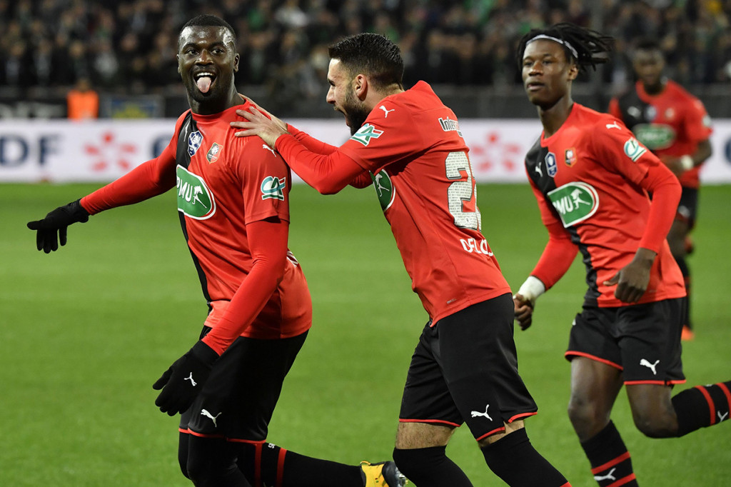 Sebelumnya, Mbaye Niang membungkam publik tuan rumah lewat titik penalti untuk memberi Rennes, yang mengalahkan PSG melalui adu penalti di final tahun lalu, memimpin pada menit ke-33 di Stade Geoffroy-Guichard.