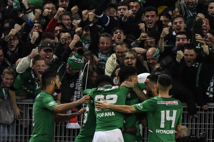 Timothee Kolodziejczak menyamakan kedudukan menjadi 1-1 menyambut umpan silang Lois Diony beberapa saat sebelum turun minum. 