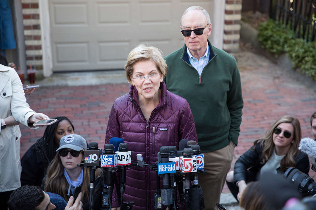 Kandidat presiden dari Partai Demokrat, senator Elizabeth Warren, bersama suaminya Bruce Mann, mengumumkan bahwa dia akan mundur dalam pemilihan calon presiden dari Partai Demokrat, saat konferensi pers di luar rumahnya di Cambridge, Massachusetts, Kamis, 5 Maret 2020 waktu setempat. 