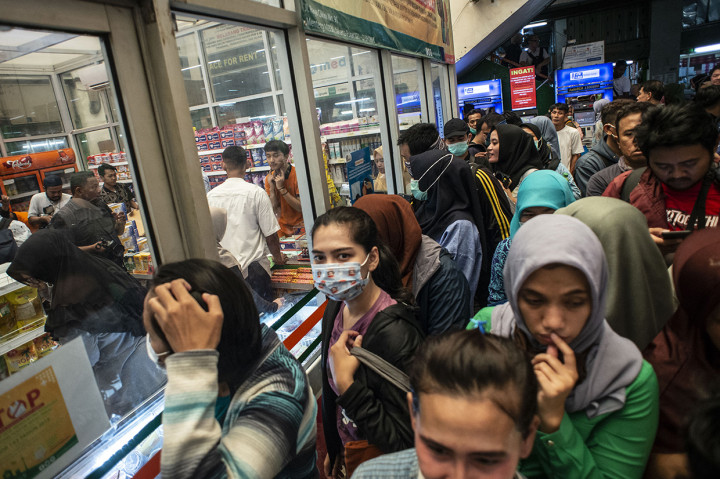 Ratusan warga mengantre membeli masker pada operasi pasar masker oleh di JakMart, Pasar Pramuka, Jumat, 6 Maret 2020. 