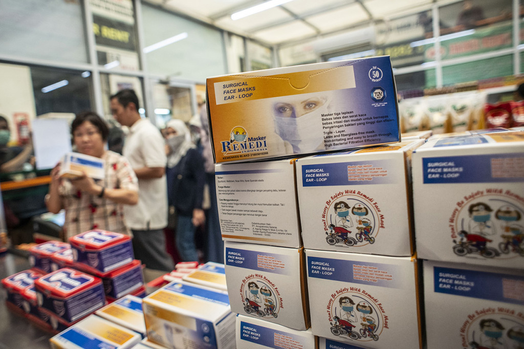 Untuk menghindari spekulan yang ingin mencari keuntungan, pembelian akan dibatasi satu boks per orang dengan ketentuan membawa KTP saat membeli.  Selain di Pasar Pramuka, masker murah tersebut dapat ditemukan di seluruh gerai milik Perumda Pasar Jaya yang tersebar di pasar, kantor wali kota, kecamatan, dan kelurahan.