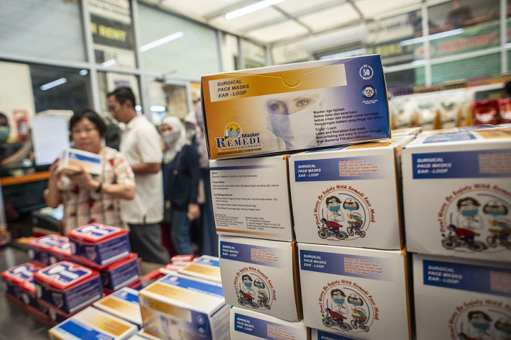 Untuk menghindari spekulan yang ingin mencari keuntungan, pembelian akan dibatasi satu boks per orang dengan ketentuan membawa KTP saat membeli.  Selain di Pasar Pramuka, masker murah tersebut dapat ditemukan di seluruh gerai milik Perumda Pasar Jaya yang tersebar di pasar, kantor wali kota, kecamatan, dan kelurahan.