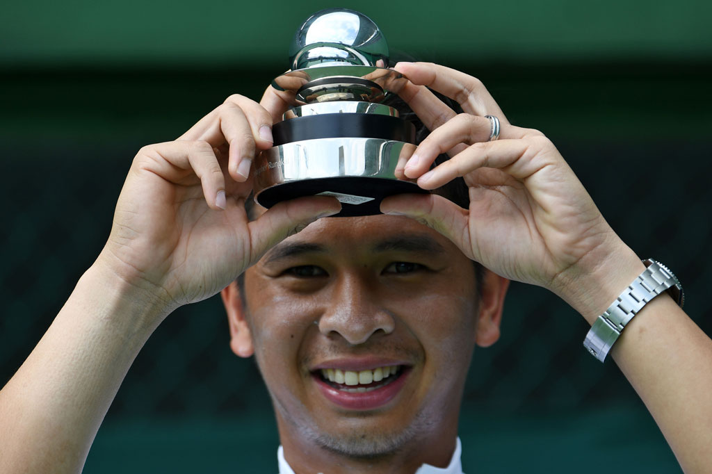 Petenis tunggal putra Indonesia Christopher Rungkat dianugerahi penghargaan Davis Cup Commitment Award, di Stadion Tenis Gelora Bung Karno (GBK), Jakarta, Jumat, 6 Maret 2020. Penghargaan tersebut diberikan setelah Christo telah tampil lebih dari 20 kali sejak 2007 atau selama 13 tahun di Piala Davis.