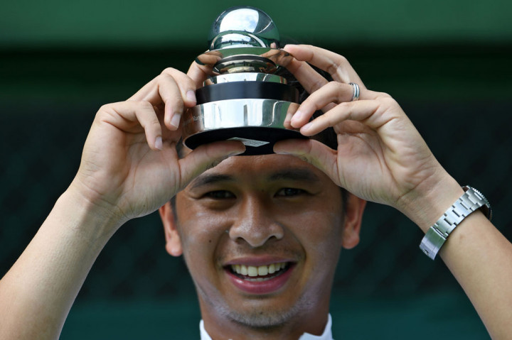 Petenis tunggal putra Indonesia Christopher Rungkat dianugerahi penghargaan Davis Cup Commitment Award, di Stadion Tenis Gelora Bung Karno (GBK), Jakarta, Jumat, 6 Maret 2020. Penghargaan tersebut diberikan setelah Christo telah tampil lebih dari 20 kali sejak 2007 atau selama 13 tahun di Piala Davis.