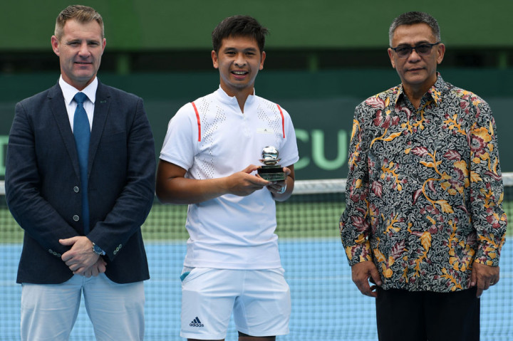 Penghargaan itu diserahkan perwakilan ITF Martin Oostyuhsen sebelum dimulainya pertandingan Piala Davis Grup 2 antara Christo melawan petenis Kenya Sheil Kotecha.