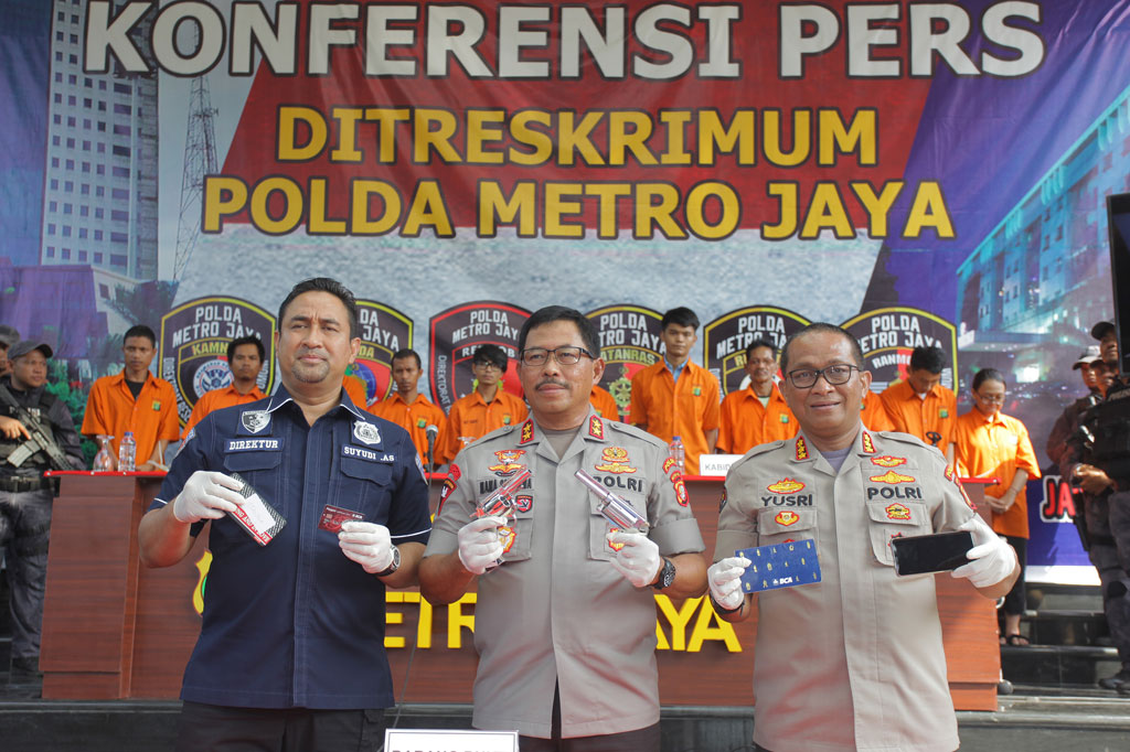 Kapolda Metro Jaya Irjen Nana Sudjana (tengah) didampingi Direskrimum Polda Metro Jaya Kombes Suyudi Ario Seto (kiri) dan Kabid Humas Polda Metro Jaya Kombes Yusri Yunus menunjukkan barang bukti dan tersangka kasus pembobolan kartu kredit perbankan dengan menggunakan virtual account di Polda Metro Jaya, Jakarta, Jumat, 6 Maret 2020. 
