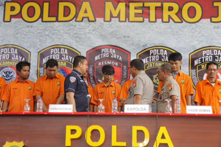 Polda Metro Jaya menangkap tujuh anggota komplotan penipu yang mampu menguras saldo kartu kredit para korbannya dan modus operandi kelompok ini adalah dengan melakukan transaksi belanja online menggunakan kartu kredit korban. Pelaku menipu untuk mendapatkan kode one time password (OTP), dengan total kerugian nasabah sebesar Rp22 miliar. 