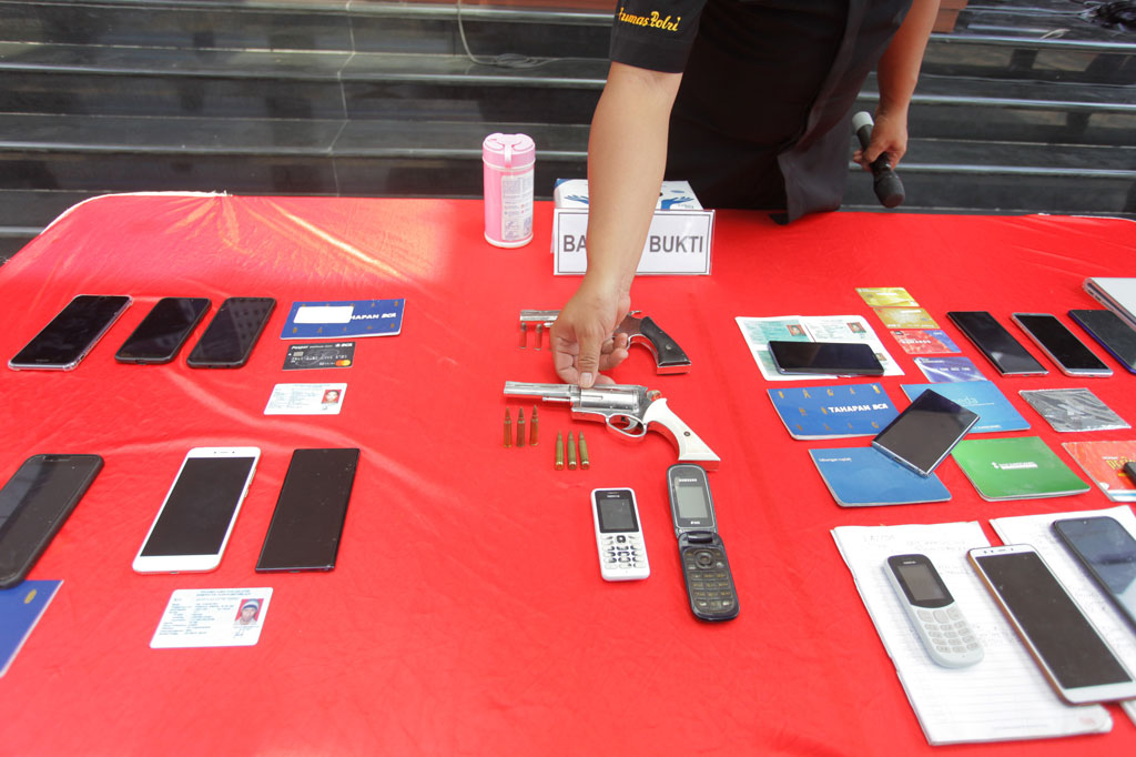 Selain mengamankan tujuh tersangka, petugas juga menyita beberapa barang bukti, di antaranya telepon genggam, buku tabungan, 2 senjata api revolver dengan 3 butir peluru, dan sebuah laptop.