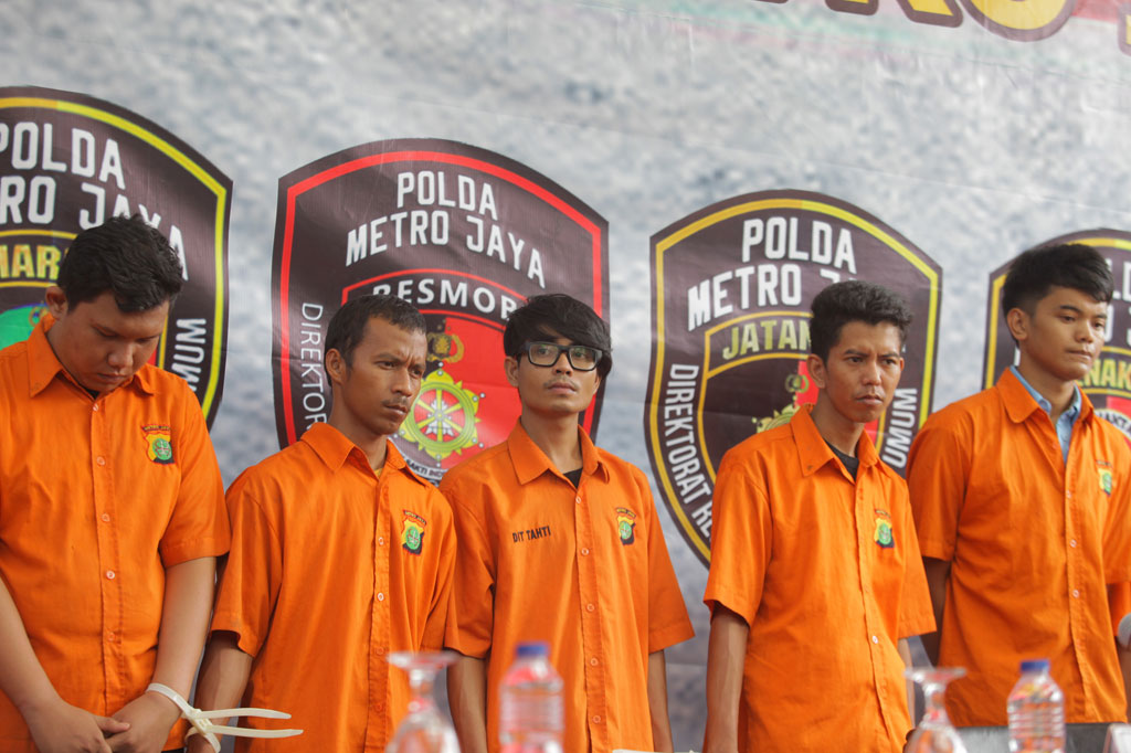 Atas perbuatannya, para tersangka dijerat Pasal 30 Juncto Pasal 46 dan atau Pasal 35 Juncto Pasal 35 Juncto Pasal 51 Undang-Undang RI Nomor 19 tahun 2016 tentang Informasi dan Transaksi Elektronik, dengan ancaman hukumannya 8 tahun penjara.