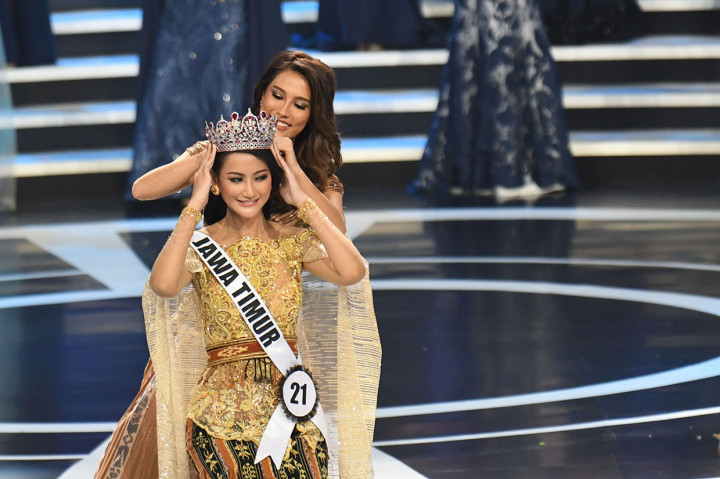 Rr Ayu Maulida Putri dimahkotai oleh Puteri Indonesia 2019 setelah terpilih sebagai Puteri Indonesia 2020 dalam acara malam puncak di Jakarta, Jumat, 6 Maret 2020.