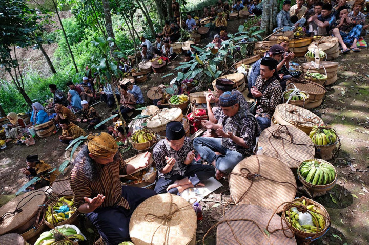 Puluhan warga berdoa bersama di kompleks makam Ki Ageng Makukuhan saat Tradisi Rejeban Plabengan di lereng Gunung Sumbing, Pagergunung, Bulu, Temanggung, Jawa Tengah, Jumat, 6 Maret 2020. Setelah berdoa dilanjutkan dengan makan bersama sebagai wujud syukur atas anugerah Tuhan YME.