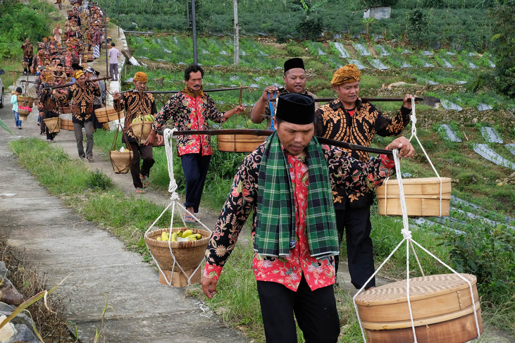 Dalam tradisi tahunan yang diselenggarakan setiap Jumat Wage pada bulan Rajab ini, warga membawa tenong berisi nasi tumpeng, pisang, ingkung ayam, dan lauk pauk lainnya ke Bukit Plabengan yang terdapat makam sahabat Ki Ageng Makukuhan. 