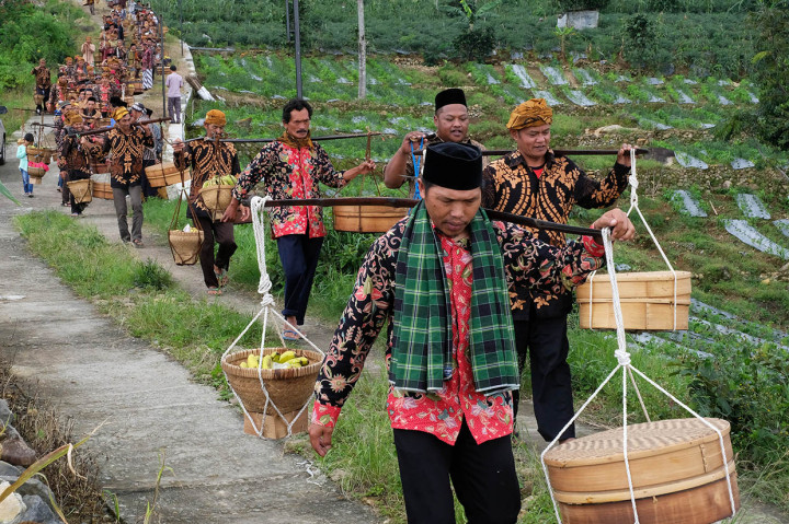 Dalam tradisi tahunan yang diselenggarakan setiap Jumat Wage pada bulan Rajab ini, warga membawa tenong berisi nasi tumpeng, pisang, ingkung ayam, dan lauk pauk lainnya ke Bukit Plabengan yang terdapat makam sahabat Ki Ageng Makukuhan. 
