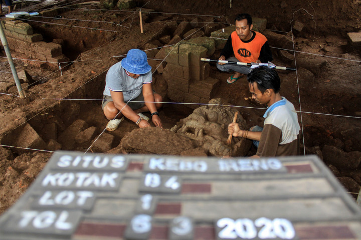 Tim Balai Pelestarian Cagar Budaya (BPCB) Trowulan melakukan ekskavasi Situs Keboireng di Desa Ngerong, Kecamatan Gempol, Kabupaten Pasuruan, Jawa Timur, Jumat, 6 Maret 2020. 
