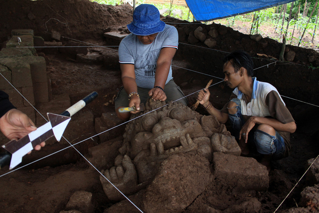 Ekskavasi dilakukan dengan menggali enam kotak yang berukuran 4 meter x 4 meter, yang kesemuanya berada di halaman sisi barat Candi Keboireng dan ditemukan arca kepala Kala dan 3 buah struktur berbentuk persegi dengan ukuran 2,78 meter x 3 meter.