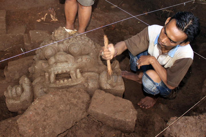 Ketiganya tersusun dari bahan andesit dengan pondasi dari batu bata yang diperkirakan merupakan Candi Perwara dari Candi Keboireng dengan dimensi Kala berukuran panjang 84 cm, tinggi 55 cm, dengan ketebalan belum diketahui karena masih terbenam di antara reruntuhan. 