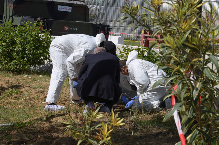 Polisi di tempat kejadian mengatakan bahwa para penyerang menuju daerah itu dengan sepeda motor dan meledakkan diri saat didekati oleh petugas di bundaran dekat kedutaan. Dua penyerang tewas, sementara seorang polisi meninggal karena luka-lukanya.