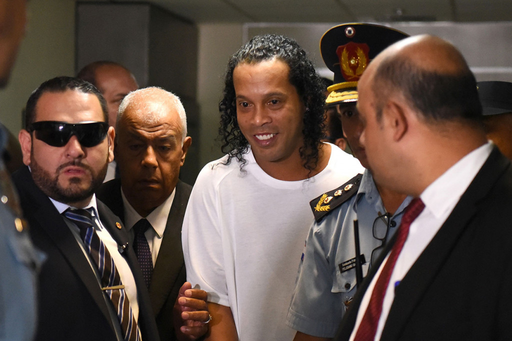 Ronaldinho sempat menjalani pemeriksaan oleh pihak berwenang namun tidak ditahan. Jaksa Federico Delfino telah memutuskan untuk tidak menuntut keduanya, karena mereka menyumbangkan informasi yang relevan untuk penyelidikan dan bertindak dengan niat baik dalam menerima dokumen-dokumen Paraguay yang dipalsukan. 