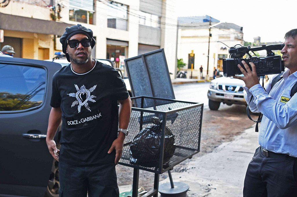 Kakak beradik tersebut sebelumnya telah diinterogasi selama lebih dari tujuh jam pada Kamis, 5 Maret 2020 oleh jaksa penuntut umum di Asuncion. Mantan pemain Piala Dunia dua kali itu dan saudaranya ditahan pada Rabu, 4 Maret 2020 di hotel mereka. Dokumen palsu mereka terdeteksi pada saat kedatangan di Bandara Internasional Asuncion.