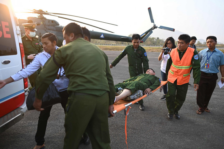 Helikopter yang membawa rombongan atase pertahanan kedutaan besar beberapa negara sahabat jatuh tidak lama setelah lepas landas di Desa Kawngkha, utara Negara Bagian Shan, Myanmar, Jumat, 6 Maret 2020. Seluruh penumpang selamat, sementara dua pilotnya terluka akibat kecelakaan tersebut.