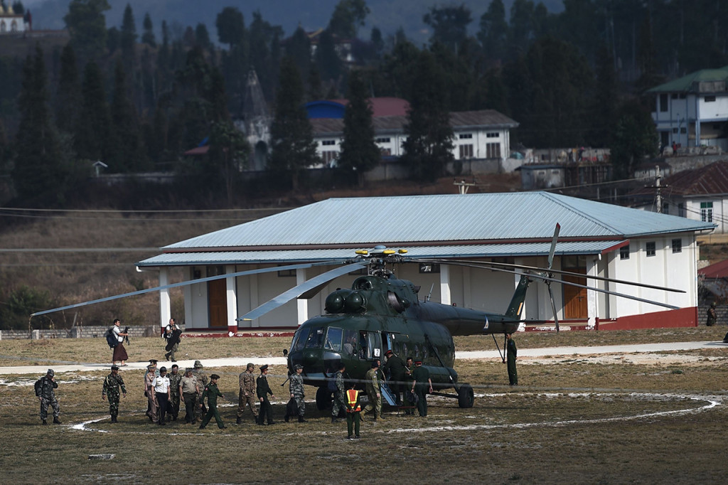 Rombongan atase pertahanan kedutaan besar beberapa negara dan pejabat militer naik ke helikopter militer sebelum jatuh saat lepas landas, di Desa Kawnghka, Negara Bagian Shan.