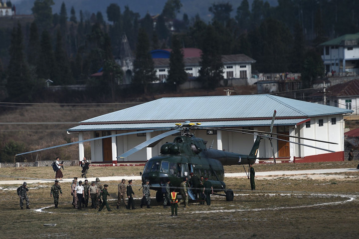 Rombongan atase pertahanan kedutaan besar beberapa negara dan pejabat militer naik ke helikopter militer sebelum jatuh saat lepas landas, di Desa Kawnghka, Negara Bagian Shan.