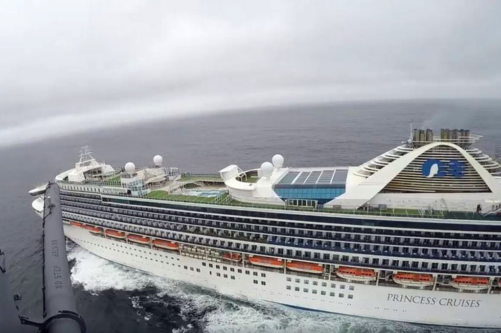 Kapal pesiar Grand Princess terkatung-katung di lepas pantai Kalifornia, Jumat, 6 Maret 2020. Sebanyak 21 penumpang Grand Princess telah dinyatakan positif terkena virus corona baru (covid-19). Hal itu dikatakan oleh Wapres AS Mike Pence, Jumat, 6 Maret 2020 waktu setempat.