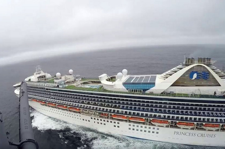 Kapal pesiar Grand Princess terkatung-katung di lepas pantai Kalifornia, Jumat, 6 Maret 2020. Sebanyak 21 penumpang Grand Princess telah dinyatakan positif terkena virus corona baru (covid-19). Hal itu dikatakan oleh Wapres AS Mike Pence, Jumat, 6 Maret 2020 waktu setempat.