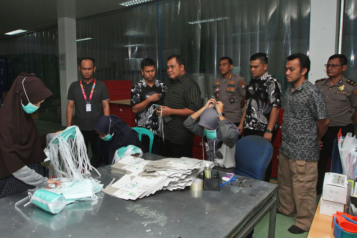 Direktur Reserse Kriminal Umum (Dirreskrimum) Polda Banten Kombes Nunung Syaifuddin (keempat kiri) memimpin pengecekan terhadap sebuah pabrik pembuatan masker yang diduga menyalahi aturan atau ilegal di Kampung Hegarmanah, Desa Ciujung, Kecamatan Kragilan, Kabupaten Serang, Sabtu, 7 Maret 2020 dini hari WIB.