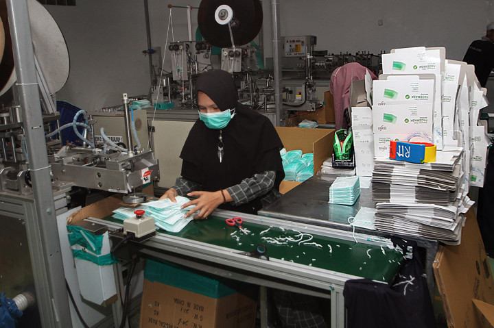 Polisi mengamankan barang bukti masker tali sebanyak 33.200 potong dan masker karet sebanyak 58.000 potong atau total mencapai 91.200 potong untuk diamankan dan diselidiki lebih lanjut. 