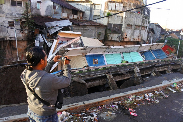Sebanyak 10 rumah toko di di atas Sempadan Sungai Jompo, di Jalan Sultan Agung, Jember, Jatim ambles. Hal itu akibat salah satu jalan poros di tengah Kota Jember tersebut mengalami penurunan tanah sepanjang sekitar 94 meter dan lebar sekitar 10 meter pada Senin, 2 Maret 2020. ANTARA FOTO/Seno 