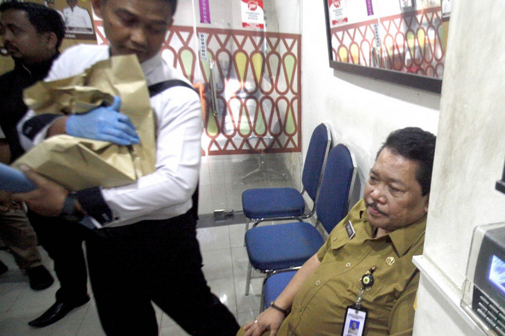  Satuan Reserse Kriminal Polres Bogor, Jawa Barat melakukan operasi tangkap tangan (OTT) terhadap pejabat eselon IIIA Pemkab Bogor, yakni Sekretaris Dinas Perumahan Kawasan Pemukiman dan Pertanahan (DPKPP) Kabupaten Bogor, Irianto, Selasa, 3 Maret 2020. ANTARA FOTO/Yulius Satria Wijaya