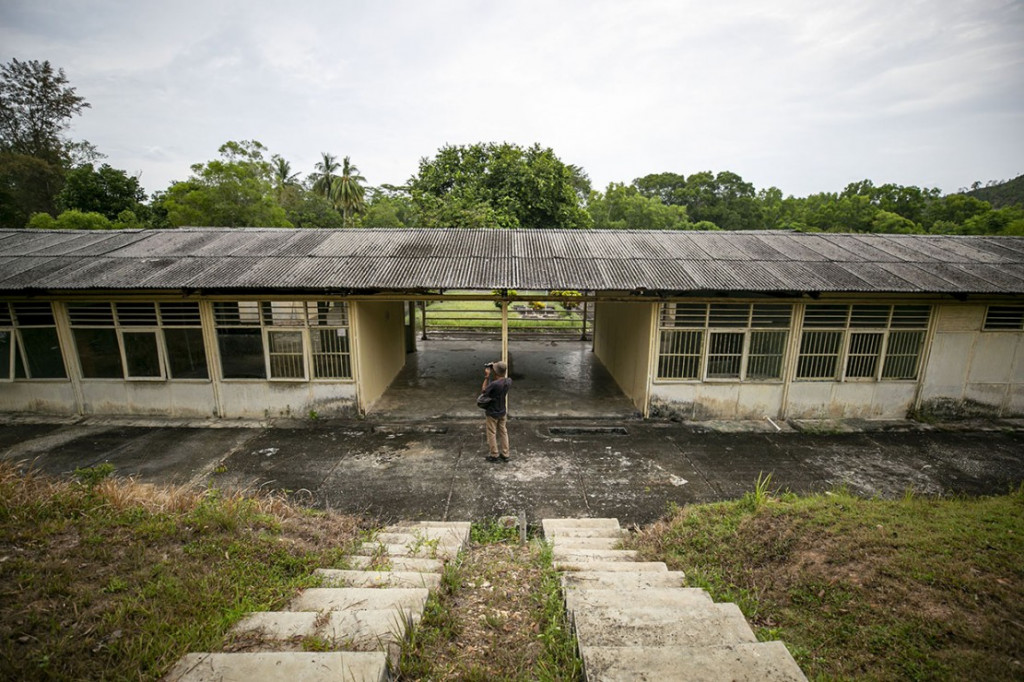 Rumah sakit khusus korona yang bakal dibangun di lokasi eks-pengungsi Vietnam di Pulau Galang, Batam, Kepulauan Riau, akan mengikuti standar yang ditetapkan Badan Kesehatan Dunia atau WHO. Menurut rencana, RS ini dirancang untuk dapat menampung sekitar 1.000 pasien dengan ratusan kamar. Pembangunan rumah sakit ini ditargetkan rampung dalam waktu satu bulan. Antara Foto/M N Kanwa