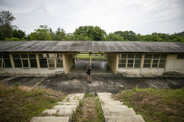 Rumah sakit khusus korona yang bakal dibangun di lokasi eks-pengungsi Vietnam di Pulau Galang, Batam, Kepulauan Riau, akan mengikuti standar yang ditetapkan Badan Kesehatan Dunia atau WHO. Menurut rencana, RS ini dirancang untuk dapat menampung sekitar 1.000 pasien dengan ratusan kamar. Pembangunan rumah sakit ini ditargetkan rampung dalam waktu satu bulan. Antara Foto/M N Kanwa