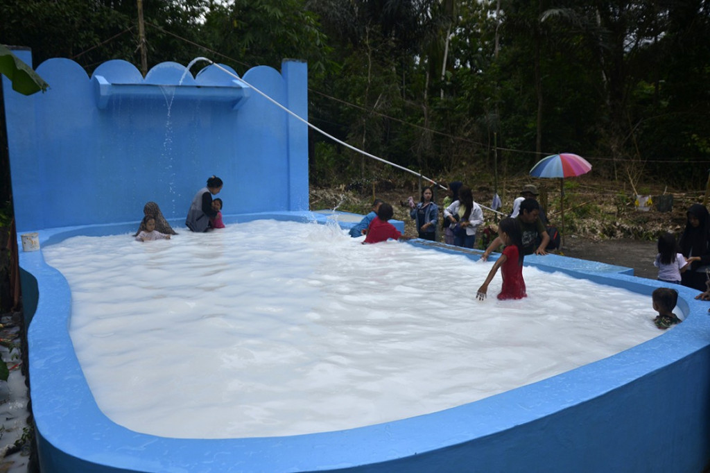 Warga di Kampung Songkolo, Kelurahan Bontomanai, Kecamatan Bontomarannu, Gowa, Sulawesi Selatan dihebohkan dengan keluarnya air berwarna putih menyerupai susu dari sebuah sumur bor. Fenomena air berwarna putih menyerupai air susu yang berasal dari penggalian sumur bor dengan kedalaman 80 meter tersebut, kini ramai dikunjungi warga. ANTARA FOTO/Abriawan Abhe