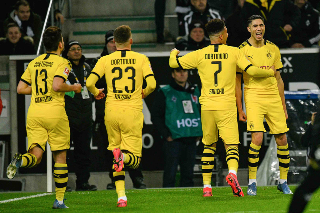 Achraf Hakimi melakukan selebrasi usai mencetak gol ke gawang Gladbach.