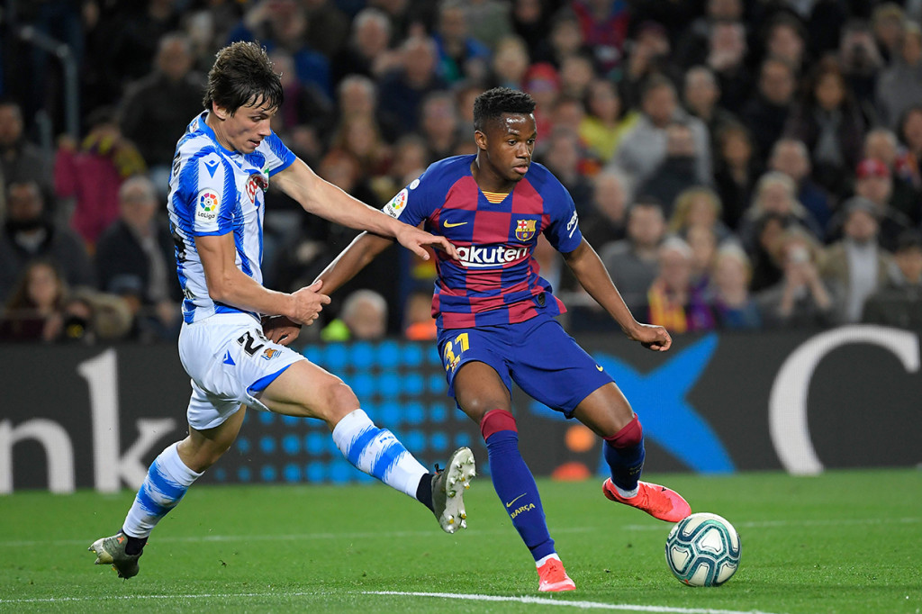 Handball Robin Le Normand di kotak penalti membuat wasit menunjuk titik putih. 