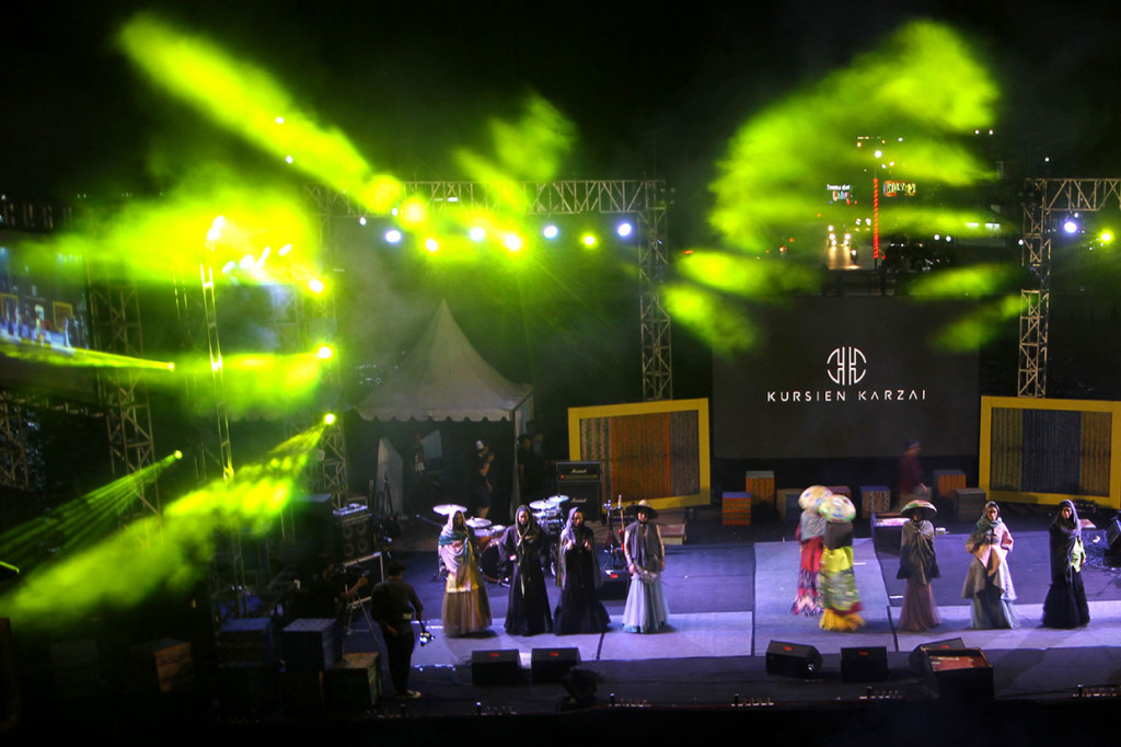 Sejumlah model mengenakan busana rancangan Kursien Kazai saat peragaan busana sasirangan di kawasan Siring Menara Pandang Banjarmasin, Kalimantan Selatan.