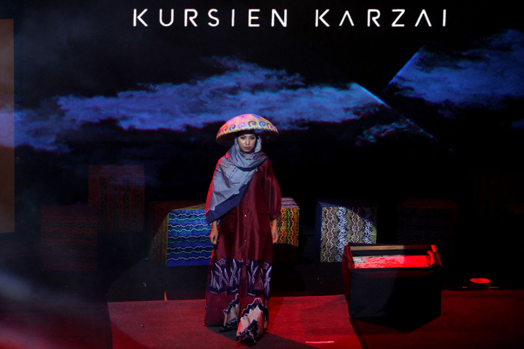 Pemerintah Kota Banjarmasin berupaya menjaga kain khas budaya Banjar dengan mengadakan Fashion show yang menampilkan busana sasirangan karya desainer Nasional Kursien Kazai pada Puncak acara Banjarmasin Sasirangan Festival 2020.