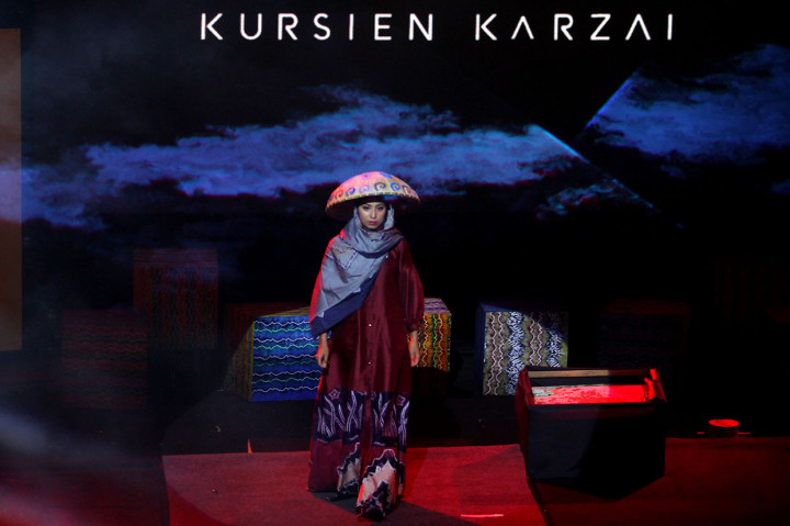 Pemerintah Kota Banjarmasin berupaya menjaga kain khas budaya Banjar dengan mengadakan Fashion show yang menampilkan busana sasirangan karya desainer Nasional Kursien Kazai pada Puncak acara Banjarmasin Sasirangan Festival 2020.