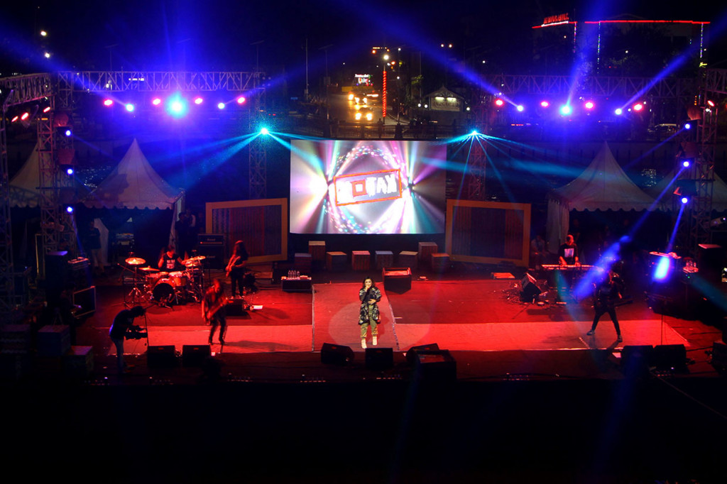 Acara ini juga dimeriahkan oleh Grup band Kotak feat Melly Mono. Mereka membawakan sejumlah lagu hitsnya seperti Beraksi, Tendangan Dari Langit, Masih Cinta. 
