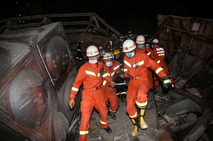 Media pemerintah melaporkan bahwa saat ini tim penyelamat masih berusaha mencari 19 orang lain yang terjebak dalam puing-puing reruntuhan.