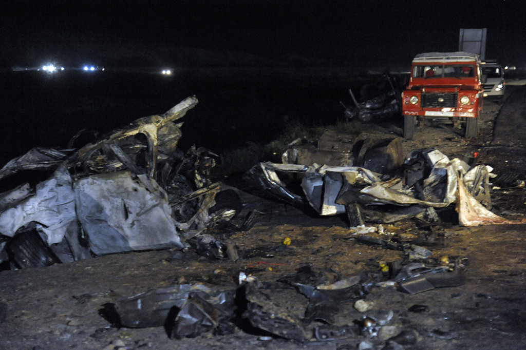 Sebuah kapal tanker bermuatan bahan bakar menabrak dua bus dan beberapa kendaraan di jalan yang menghubungkan ibu kota Suriah ke Provinsi Homs. 